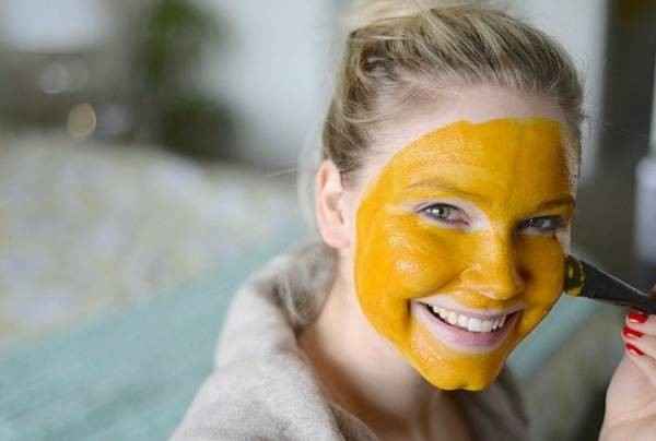 ماسک زردچوبه و عسل و گلاب یک ماسک خانگی عالی برای پوست است که دارای خواص ضد التهابی، آنتی باکتریال و آنتی اکسیدانی است. این ماسک برای انواع پوست مناسب است، اما به ویژه برای پوست‌های چرب، آکنه‌ای و حساس مفید است. ماسک زردچوبه و عسل و گلاب را می‌توانید ۲-۳ بار در هفته استفاده کنید.