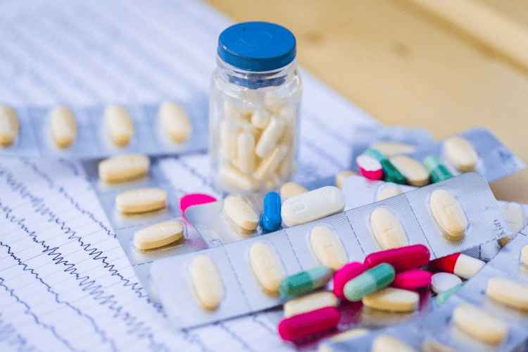 اروهای ضد صرع (Antiepileptics) مانند کاربامازپین، سدیم والپروات، و لوتیراستام برای کنترل تشنج‌های ناشی از صرع، میگرن، و اختلالات عصبی استفاده می‌شوند. انتخاب دارو به نوع تشنج (عمومی/جزئی)، سن بیمار، و عوارض جانبی (مثل راش پوستی، افزایش وزن) بستگی دارد.