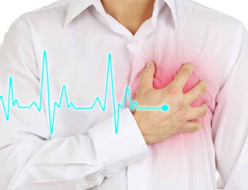 آیا تپش قلب نشانه سکته قلبی است؟ بررسی علل تپش قلب، علائم خطرناک حمله قلبی و راهکارهای کاهش خطر با اصلاح سبک زندگی و درمان‌های موثر.