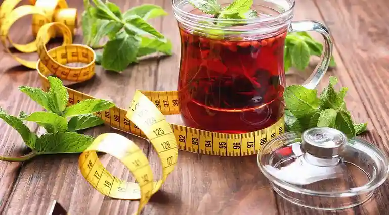 آیا شما هم از رژیم‌ های سخت و محدودیت‌ های غذایی سختگیرانه خسته شده‌ اید؟ خوشبختانه راه حل طبیعی و لذت‌ بخشی وجود دارد که می‌ تواند در کنار سبک زندگی سالم، روند کاهش وزن شما را تسهیل کند، مصرف چای برای لاغری نه تنها طعمی دلپذیر برای شما دارد، بلکه با مکانیزم‌ های علمی اثبات‌شده می‌ تواند متابولیسم را تقویت کرده و در چربی‌ سوزی کمک کند.